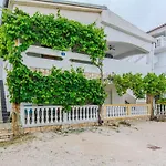 Apartman Pisacic By Interhome *